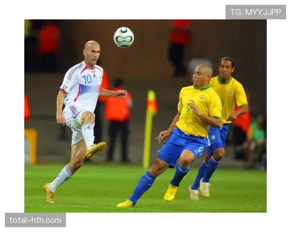 齐达内再现球场魔法,足坛美学新潮流引关注 齐达内再现球场魔法,足坛美学新潮流引关注