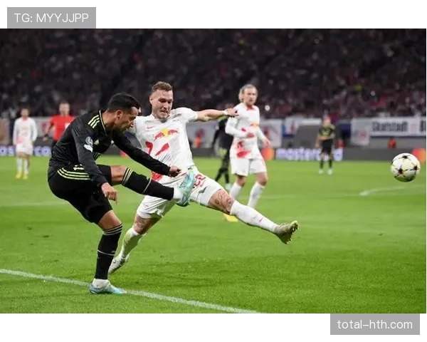 欧冠联赛淘汰赛首轮激战如火如荼，各队表现引发球迷热议