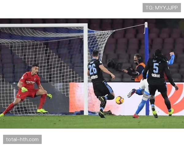 那不勒斯本赛季控球能力表现稳健,中场组织效率持续提升 那不勒斯本赛季控球能力表现稳健,中场组织效率持续提升