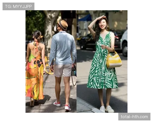 史梦瑶街拍穿拖鞋，拎着一个比我三年工资还贵的购物袋